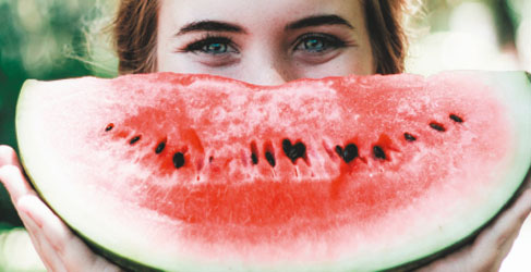 Vrouw met watermeloen